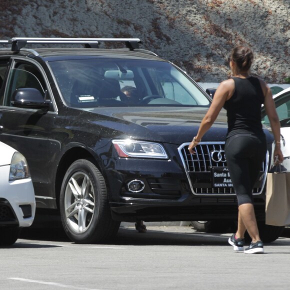 Exclusif - Melanie Brown (Mel B) boit une bière en déjeunant avec son mari Stephen Belafonte, leur fille Madison Belafonte et sa fille Angel Murphy, au restaurant Mel's Diner à West Hollywood. Le 1er août 2015 