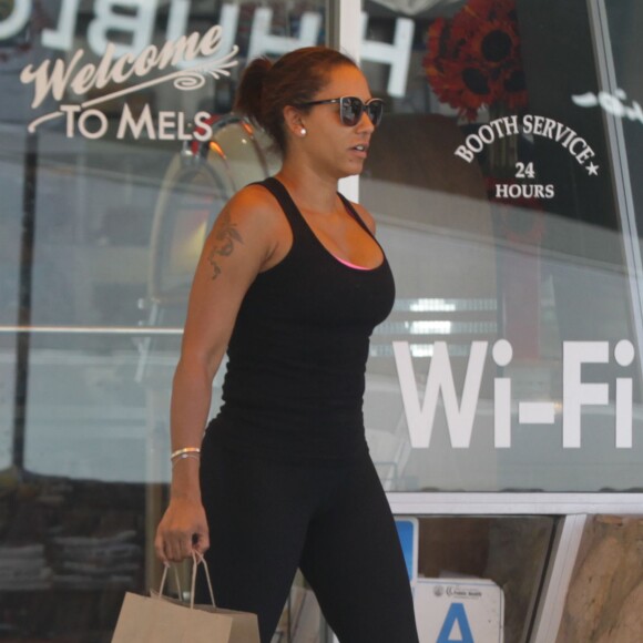 Exclusif - Melanie Brown (Mel B) boit une bière en déjeunant avec son mari Stephen Belafonte, leur fille Madison Belafonte et sa fille Angel Murphy, au restaurant Mel's Diner à West Hollywood. Le 1er août 2015 
