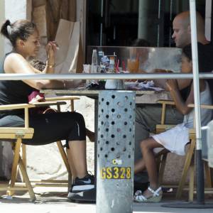 Exclusif - Melanie Brown (Mel B) boit une bière en déjeunant avec son mari Stephen Belafonte, leur fille Madison Belafonte et sa fille Angel Murphy, au restaurant Mel's Diner à West Hollywood. Le 1er août 2015 EXCLUSIVE. Los Angeles, CA, USA. August 01, 2015 Former Spice Girl Mel B is seen enjoying an afternoon beer as she puts on a united front with her controversial husband Stephen Belafonte during lunch at Mel's Diner in West Hollywood. The America's Got Talent judge and her husband were accompanied by daughters, Madison Belafonte, and Angel Murphy, whose father is comedian Eddie Murphy.01/08/2015 - West Hollywood