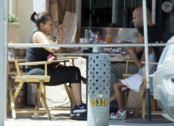 Exclusif - Melanie Brown (Mel B) boit une bière en déjeunant avec son mari Stephen Belafonte, leur fille Madison Belafonte et sa fille Angel Murphy, au restaurant Mel's Diner à West Hollywood. Le 1er août 2015 EXCLUSIVE. Los Angeles, CA, USA. August 01, 2015 Former Spice Girl Mel B is seen enjoying an afternoon beer as she puts on a united front with her controversial husband Stephen Belafonte during lunch at Mel's Diner in West Hollywood. The America's Got Talent judge and her husband were accompanied by daughters, Madison Belafonte, and Angel Murphy, whose father is comedian Eddie Murphy.01/08/2015 - West Hollywood