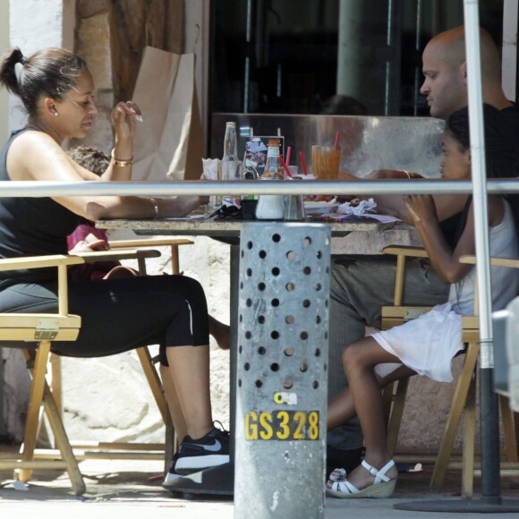 Exclusif - Melanie Brown (Mel B) boit une bière en déjeunant avec son mari Stephen Belafonte, leur fille Madison Belafonte et sa fille Angel Murphy, au restaurant Mel's Diner à West Hollywood. Le 1er août 2015 EXCLUSIVE. Los Angeles, CA, USA. August 01, 2015 Former Spice Girl Mel B is seen enjoying an afternoon beer as she puts on a united front with her controversial husband Stephen Belafonte during lunch at Mel's Diner in West Hollywood. The America's Got Talent judge and her husband were accompanied by daughters, Madison Belafonte, and Angel Murphy, whose father is comedian Eddie Murphy.01/08/2015 - West Hollywood
