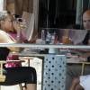 Exclusif - Melanie Brown (Mel B) boit une bière en déjeunant avec son mari Stephen Belafonte, leur fille Madison Belafonte et sa fille Angel Murphy, au restaurant Mel's Diner à West Hollywood. Le 1er août 2015