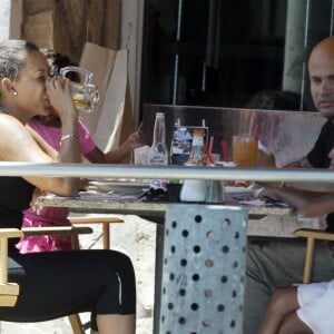 Exclusif - Melanie Brown (Mel B) boit une bière en déjeunant avec son mari Stephen Belafonte, leur fille Madison Belafonte et sa fille Angel Murphy, au restaurant Mel's Diner à West Hollywood. Le 1er août 2015