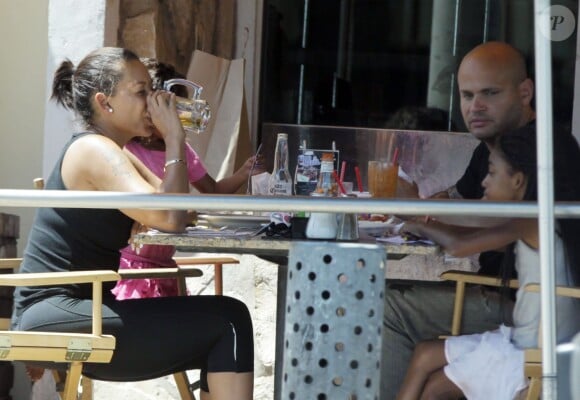 Exclusif - Melanie Brown (Mel B) boit une bière en déjeunant avec son mari Stephen Belafonte, leur fille Madison Belafonte et sa fille Angel Murphy, au restaurant Mel's Diner à West Hollywood. Le 1er août 2015