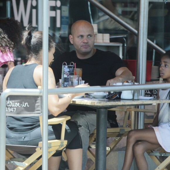 Exclusif - Melanie Brown (Mel B) boit une bière en déjeunant avec son mari Stephen Belafonte, leur fille Madison Belafonte et sa fille Angel Murphy, au restaurant Mel's Diner à West Hollywood. Le 1er août 2015