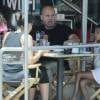 Exclusif - Melanie Brown (Mel B) boit une bière en déjeunant avec son mari Stephen Belafonte, leur fille Madison Belafonte et sa fille Angel Murphy, au restaurant Mel's Diner à West Hollywood. Le 1er août 2015 