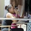 Exclusif - Melanie Brown (Mel B) boit une bière en déjeunant avec son mari Stephen Belafonte, leur fille Madison Belafonte et sa fille Angel Murphy, au restaurant Mel's Diner à West Hollywood. Le 1er août 2015 