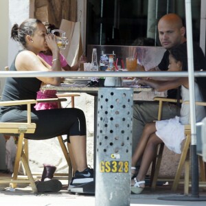 Exclusif - Melanie Brown (Mel B) boit une bière en déjeunant avec son mari Stephen Belafonte, leur fille Madison Belafonte et sa fille Angel Murphy, au restaurant Mel's Diner à West Hollywood. Le 1er août 2015