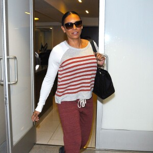 Melanie Brown (Mel B) arrive à l'aéroport de LAX à Los Angeles pour prendre l'avion, le 30 mars 2015 