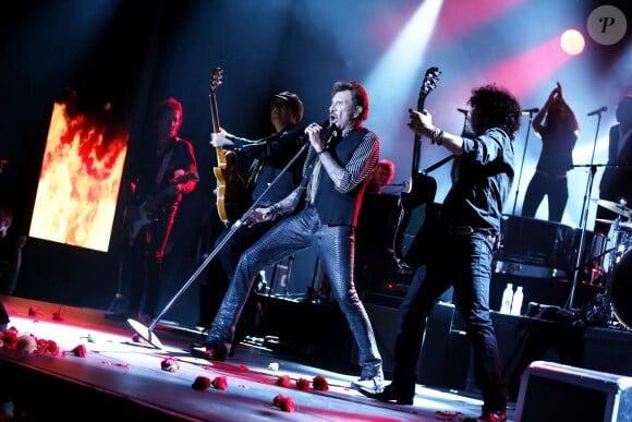 Photo Exclusive - Johnny Hallyday en concert au Sporting Monte Carlo à Monaco, les 28 et 29 juillet 2015. Ici accompagné à la guitare par son directeur muscial Yarol Poupaud.