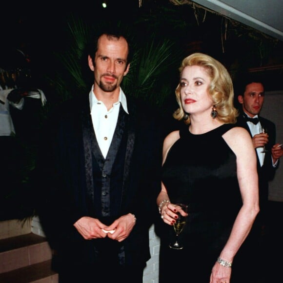 ARCHIVES - 49EME FESTIVAL DU FILM CANNES 1996 "CATHERINE DENEUVE" "CHRISTIAN VADIM" ROBE LONGUE SOURIANT "PLEIN PIED" 18/05/1996 - Cannes