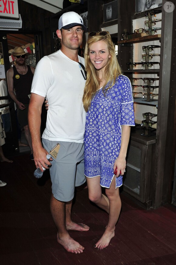 Brooklyn Decker et Andy Roddick lors du TOMS Challenged Americans to Go One Day Without Shoes to Raise Global Awareness About Childrens Health and Education Needs, au TOM'S Coffee de Venice, à Los Angeles, le 29 avril 2014