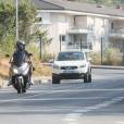 Nabilla Benattia et son compagnon Thomas Vergara partent en scooter chez Bricorama pour finaliser l'installation de leur cuisine de leur nouvel appartement à Aix en Provence le 17 juillet 2015.
