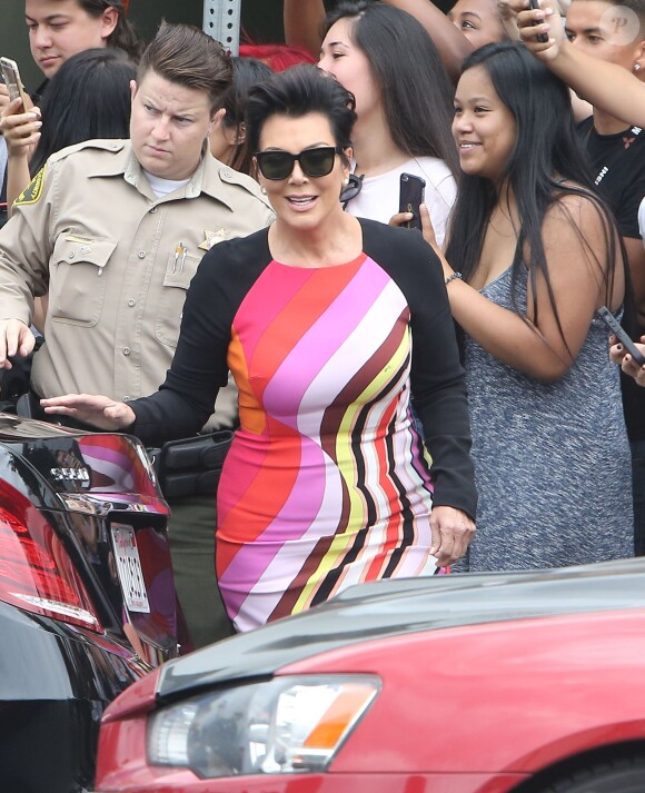 Kris Jenner - Kim Kardashian enceinte signe des exemplaires de son livre "Selfish" dans la boutique DASH à Beverly Hills, le 6 août 2015. 