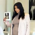  Kim Kardashian enceinte signe des exemplaires de son livre "Selfish" dans la boutique DASH &agrave; Beverly Hills, le 6 ao&ucirc;t 2015.  