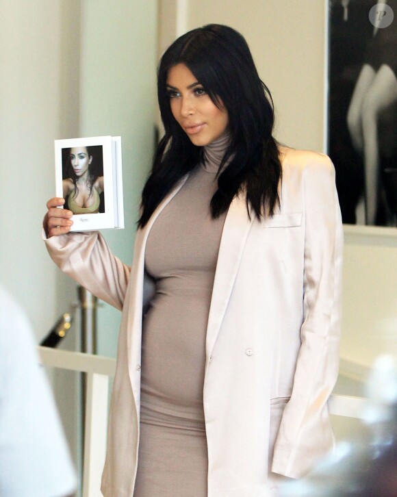 Kim Kardashian enceinte signe des exemplaires de son livre "Selfish" dans la boutique DASH à Beverly Hills, le 6 août 2015. 