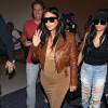 Kim Kardashian enceinte prend un vol à l'aéroport de Los Angeles, le 3 août 2015.  