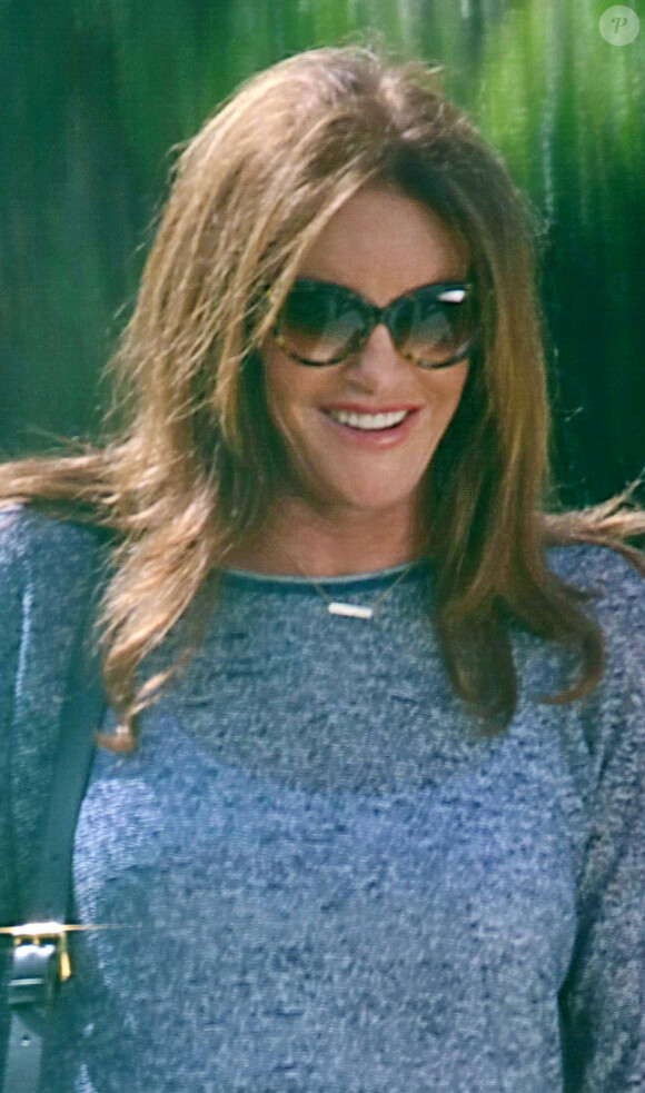 Exclusif - Caitlyn Jenner (Bruce Jenner), enfin libre et heureuse, sur le tournage de son émission de télé-réalité "I am Cait" dans les jardins japonais de l'hôtel Four Seasons à Westlake Village, le 22 juillet 2015