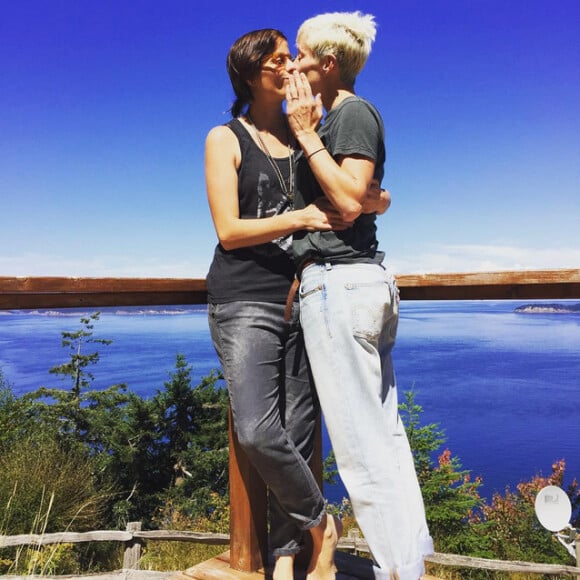 Sera Cahoone et Megan Rapinoe, de l'équipe américaine de football, se sont fiancées début août 2015 et ont publié cette photo sur Instagram pour l'annoncer.
