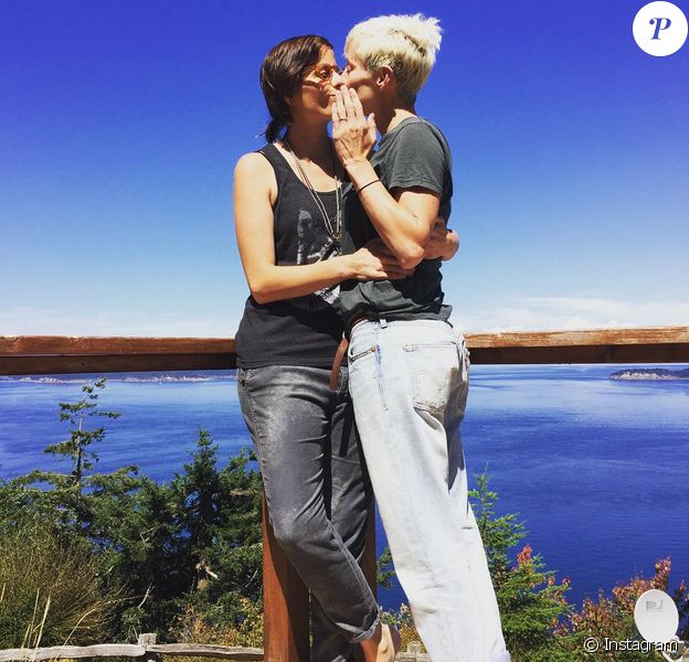 Sera Cahoone et Megan Rapinoe, de l'équipe américaine de football, se sont fiancées début août 2015 et ont publié cette photo sur Instagram pour l'annoncer.