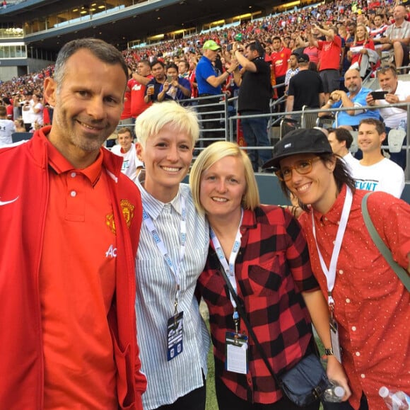 Megan Rapinoe (centre gauche, photo de son compte Instagram), star de l'équipe américaine de football, et sa compagne la chanteuse Sera Cahoone (à droite) se sont fiancées début août 2015.