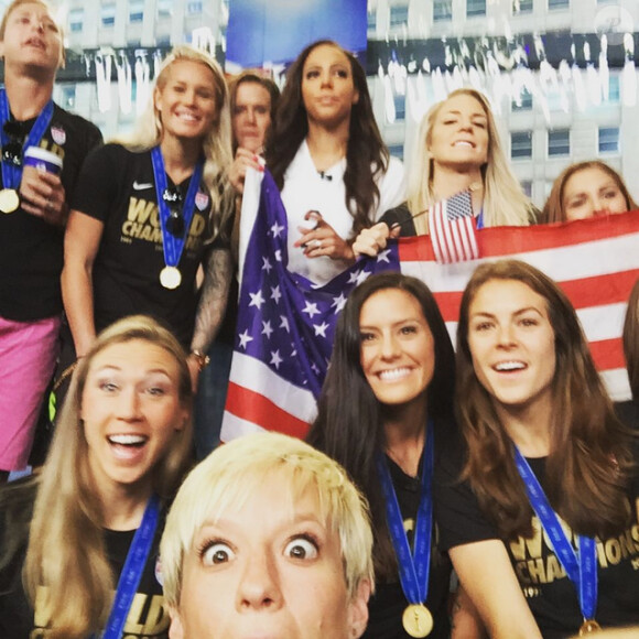 Megan Rapinoe (photo de son compte Instagram), star de l'équipe américaine de football, s'est fiancée avec sa compagne la chanteuse Sera Cahoone début août 2015.