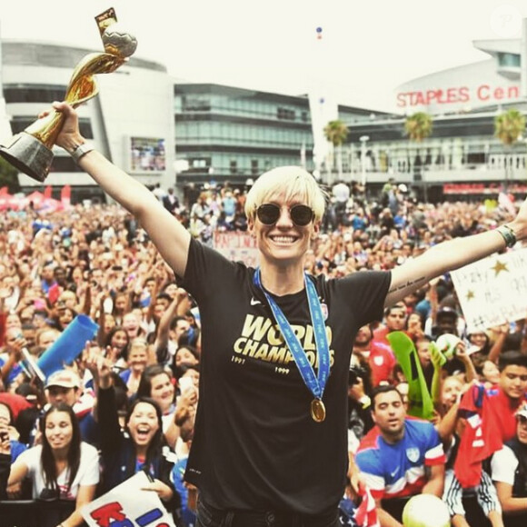 Megan Rapinoe (photo de son compte Instagram), star de l'équipe américaine de football, s'est fiancée avec sa compagne la chanteuse Sera Cahoone début août 2015.