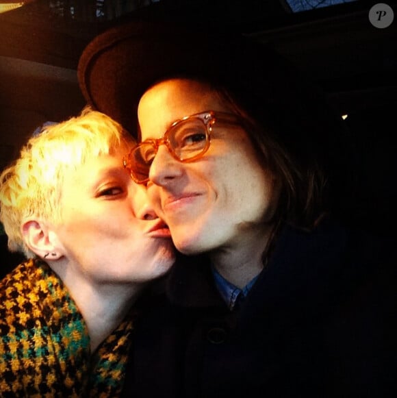 Sera Cahoone (photo de son compte Instagram - à droite), artiste de Seattle, s'est fiancée avec sa compagne la footballeuse Megan Rapinoe début août 2015.
