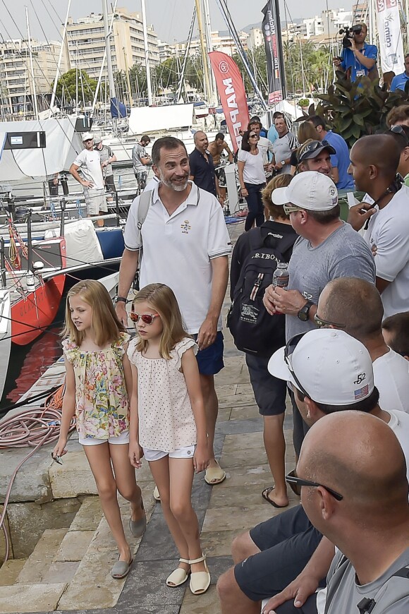 Felipe, pas peu fier avec ses filles devant les journalistes ! Letizia, Leonor et Sofia d'Espagne sont venues encourager le roi Felipe VI avant son dernier jour dans la 34e Copa del Rey à Palma de Majorque, visitant au passage le Club nautique royal et le voilier Aifos.