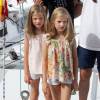 Letizia, Leonor et Sofia d'Espagne sont venues encourager le roi Felipe VI avant son dernier jour dans la 34e Copa del Rey à Palma de Majorque, visitant au passage le Club nautique royal et le voilier Aifos.