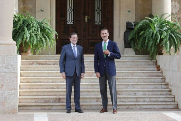Le roi Felipe VI d'Espagne reçoit le premier ministre espagnol Mariano Rajoy au palais Marivent à Palma de Majorque, le 7 août 205.