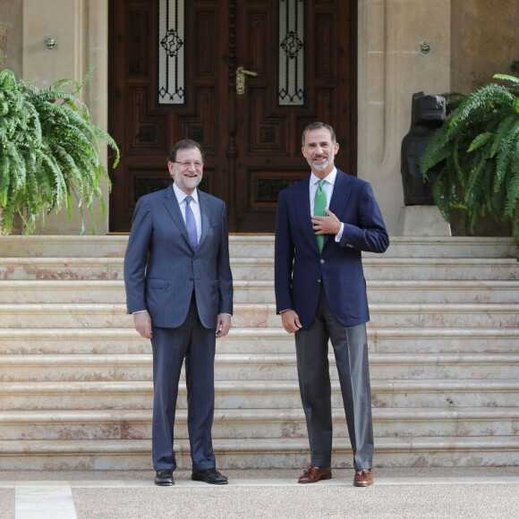Le roi Felipe VI d'Espagne reçoit le premier ministre espagnol Mariano Rajoy au palais Marivent à Palma de Majorque, le 7 août 205.