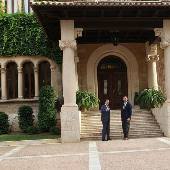 Le roi Felipe VI d'Espagne reçoit le premier ministre espagnol Mariano Rajoy au palais Marivent à Palma de Majorque, le 7 août 205.