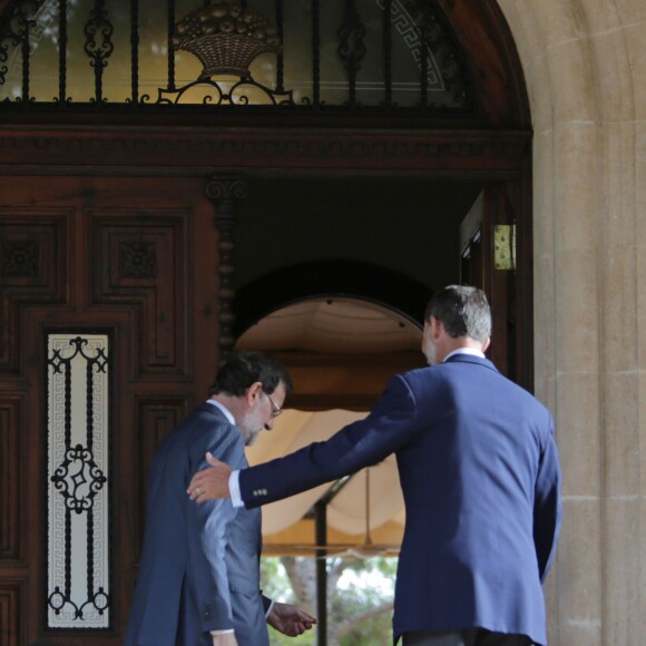 Le roi Felipe VI d'Espagne reçoit le premier ministre espagnol Mariano Rajoy au palais Marivent à Palma de Majorque, le 7 août 205.
