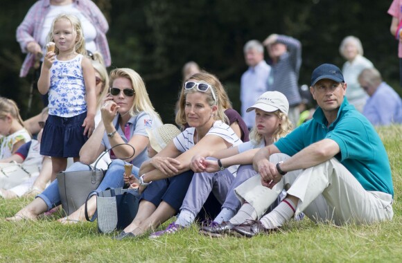 Savannah Phillips, Autumn Phillips, la comtesse Sophie de Wessex, Lady Louise Windsor, le prince Edward, comte de Wessex au Festival of British Eventing à Gatcombe Park le 8 août 2015.