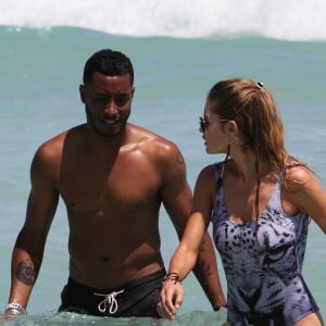 Doutzen Kroes se baigne avec son mari Sunnery James à Miami, le 30 mars 2015.