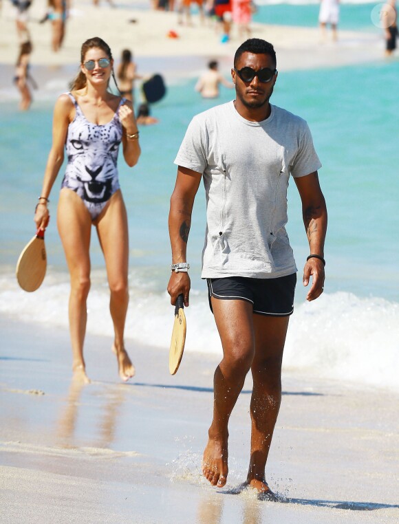 Doutzen Kroes se baigne avec son mari Sunnery James à Miami, le 30 mars 2015.