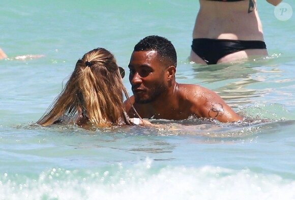 Doutzen Kroes se baigne avec son mari Sunnery James à Miami, le 30 mars 2015.