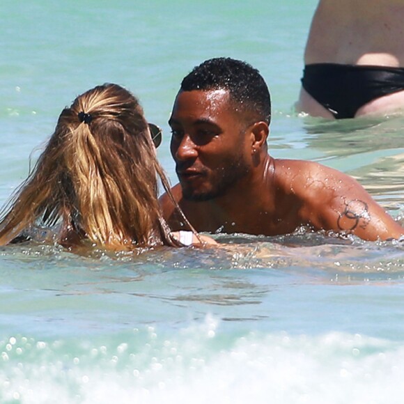 Doutzen Kroes se baigne avec son mari Sunnery James à Miami, le 30 mars 2015.