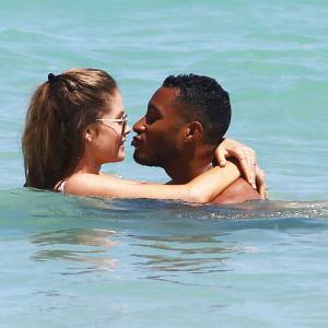 Doutzen Kroes se baigne avec son mari Sunnery James à Miami, le 30 mars 2015.