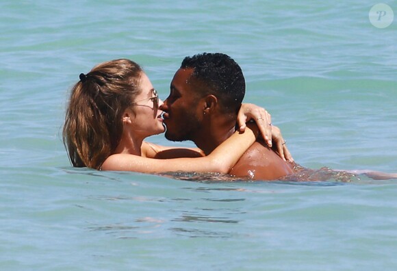 Doutzen Kroes se baigne avec son mari Sunnery James à Miami, le 30 mars 2015.