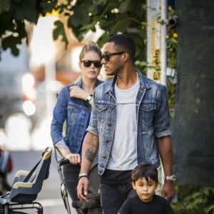 Doutzen Kroes, son mari Sunnery James, leur fils Phyllon Joy Gorré et la petite dernière, Myllena Mae, en poussette, se promènent dans les rues d'Amsterdam le 2 septembre 2014