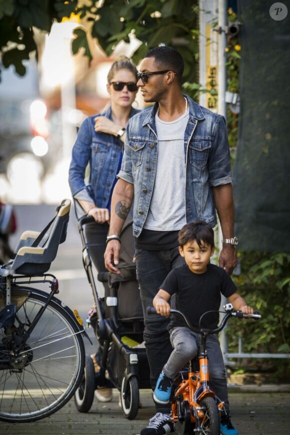 Doutzen Kroes, son mari Sunnery James, leur fils Phyllon Joy Gorré et la petite dernière, Myllena Mae, en poussette, se promènent dans les rues d'Amsterdam le 2 septembre 2014