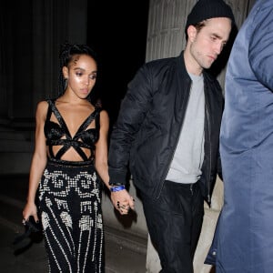 Robert Pattinson et sa petite-amie FKA Twigs arrivent à l'after-party "Warner Music Brits 2015" à Londres, le 25 février 2015.