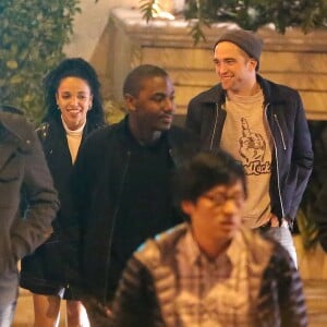 Exclusif - Robert Pattinson est très proche de sa petite-amie FKA Twigs ! Ils semblent très amoureux et se sont embrassés à plusieurs reprises alors qu'ils étaient dans la file d'attente du Comedy Store à Los Angeles, le 18 décembre 2014.