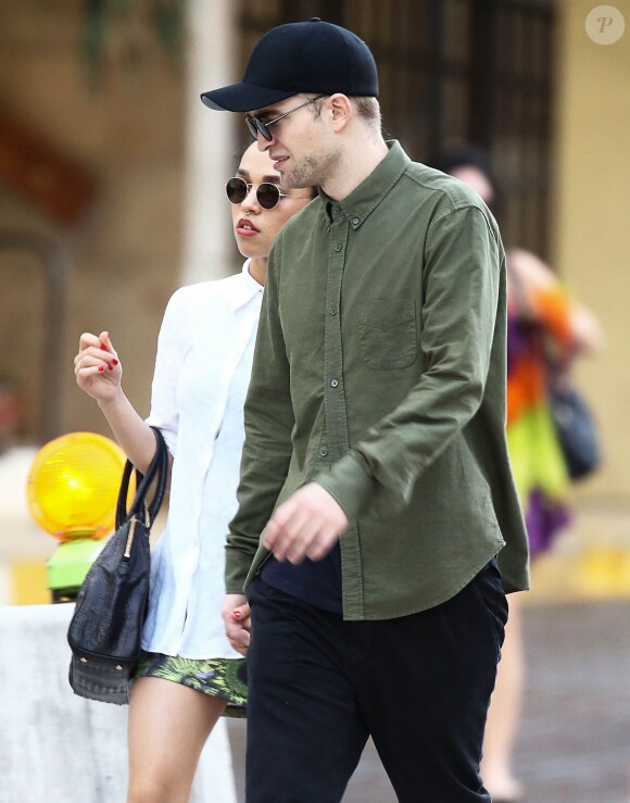 Exclusif - Robert Pattinson se promène, main dans la main, avec sa petite amie FKA Twigs (Tahliah Debrett Barnett) dans les rues de Miami le 5 décembre 2014