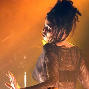 Exclusif - Tahliah Barnett (FKA twigs) donne un concert unique à la Maroquinerie sous les yeux admiratifs de son petit-ami Robert Pattinson, à Paris, le 14 octobre 2014.