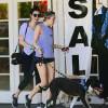 Exclusif - Miley Cyrus se promène avec une amie et leurs chiens respectifs à Calabasas, le 4 août 2015.