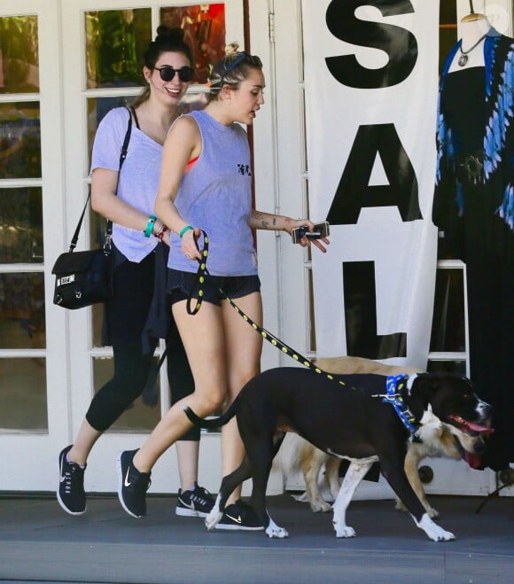 Exclusif - Miley Cyrus se promène avec une amie et leurs chiens respectifs à Calabasas, le 4 août 2015.