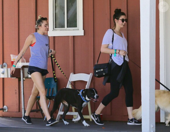 Exclusif - Miley Cyrus se promène avec une amie et leurs chiens respectifs à Calabasas, le 4 août 2015.